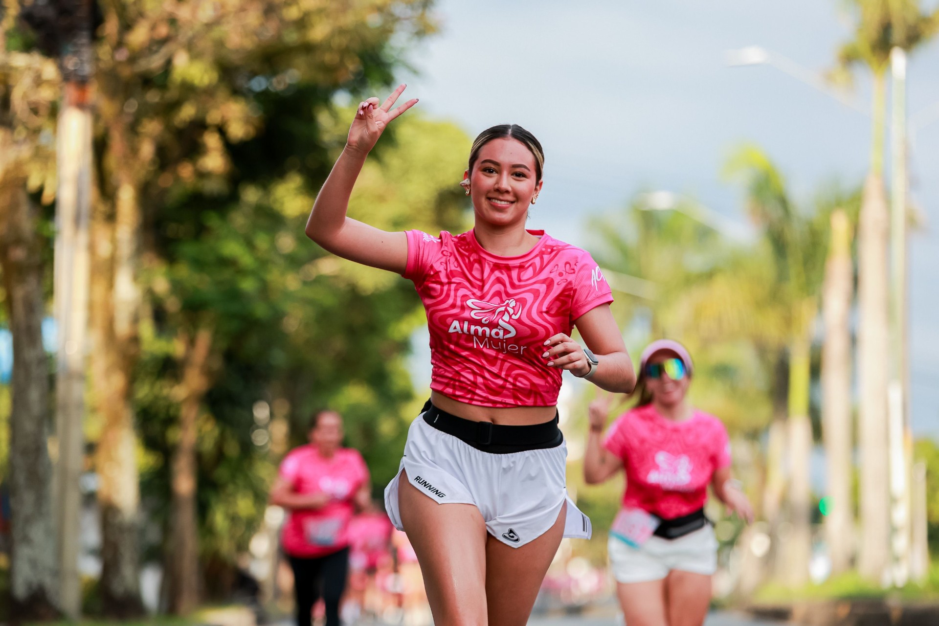 Mulher sorrindo durante uma corrida ao ar livre